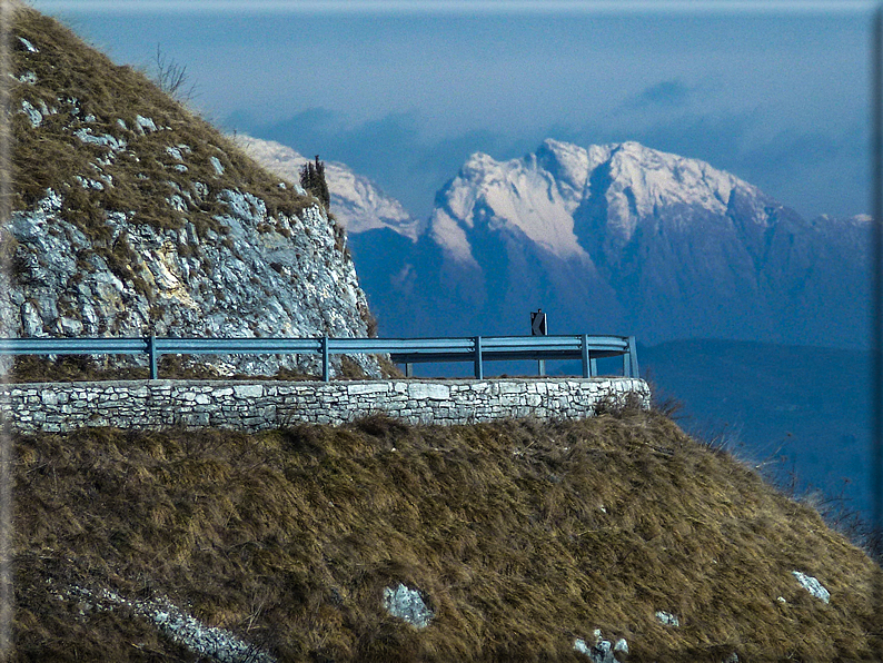 foto Salita dal Monte Tomba a Cima Grappa